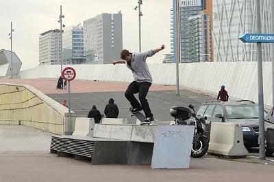 Ein Teilnehmer macht bei einer Jugendreise Callela einen Skatboard-Stunt