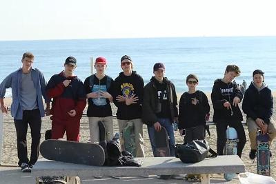 Internationales Silvester-Skatecamp Barcelona Eine Gruppe von Teilnehmern der Jugendreise Callela steht am Strand