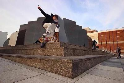 Ein Teilnehmer in Berlin Herbstferien macht einen Skatboard-Flip