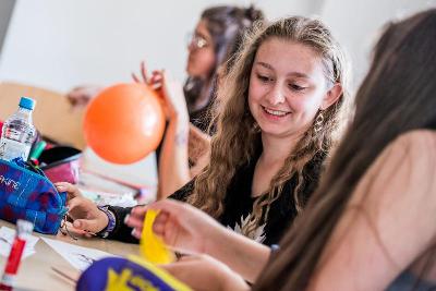 Mädchen sitzen während der Sprachreise am Tisch zusammen