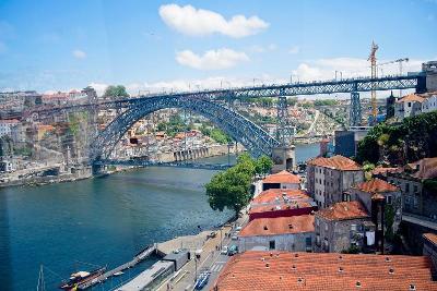 Eine große Brücke über einen Fluss auf Sprachreise Portugal