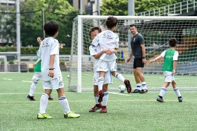 Zwei Jungs umarmen sich auf dem Spielfeld im Fußballcamp