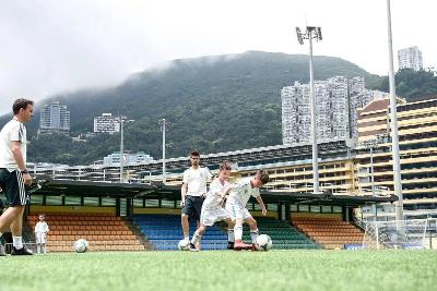 Jungs trainieren im Fußballcamp in ihren Trikots in einem Stadion