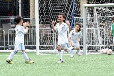 Ein Junge feiert seinen Torjubel im Fußball-Camp