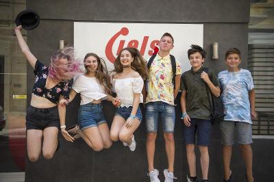 Schüler springen vor dem Eingang der Schule ihrer Englisch-Sprachreise Sliema auf Malta