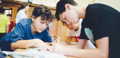 Mehrere Schüler arbeiten gemeinsam auf Sprachreise an einer Aufgabe