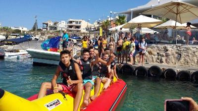 Teilnehmer der Malta Sprachreise sitzen auf einem Bananenboot