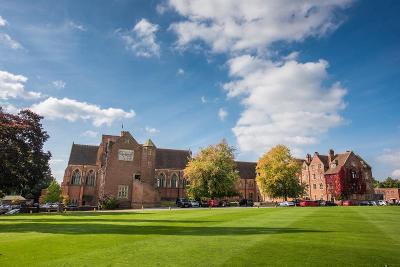 Das College der Sprachferien England Schüler liegt hinter einer großen Wiese