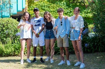 Eine Gruppe von Studenten steht nebeneinander auf Sprachreise Frankreich draußen