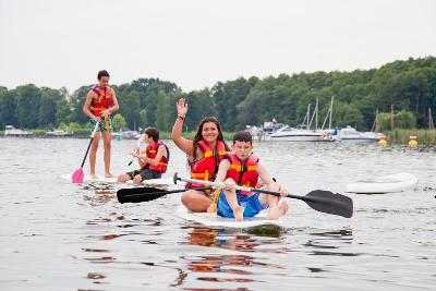 Die Teilnehmer der Sprachreise machen gemeinsam Stand-Up-Paddling 