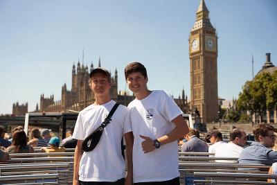 Zwei Jungs stehen auf Sprachreise nach England vor dem Big Ben