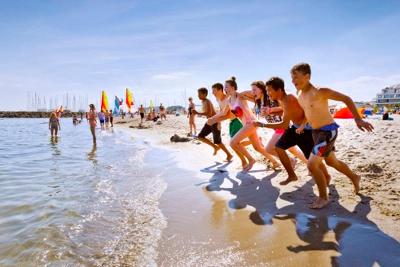 Gruppe rennt ins Wasser im Ostsee Jugendurlaub