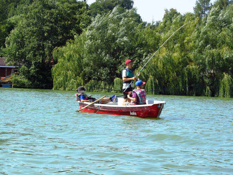 Kinder angeln auf dem Boot im Angelcamp Berlin und Brandenburg