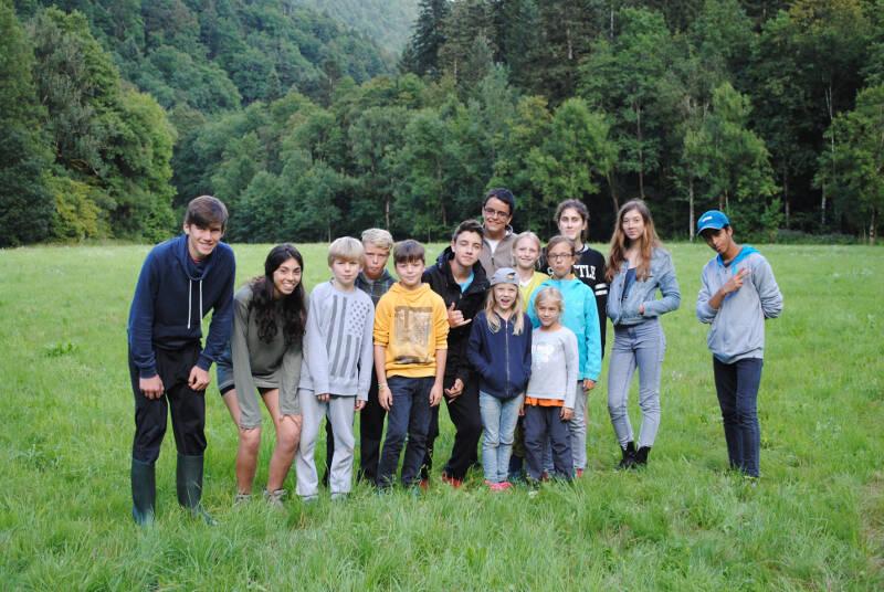 Kinder auf Wiese im Englischcamp Niedersachsen