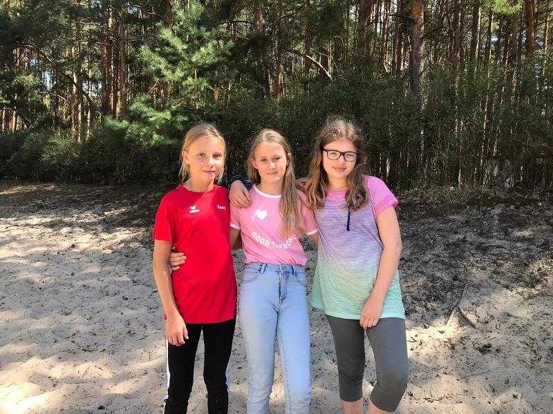 Mädchen im Wald im Ferienlager Crispendorf