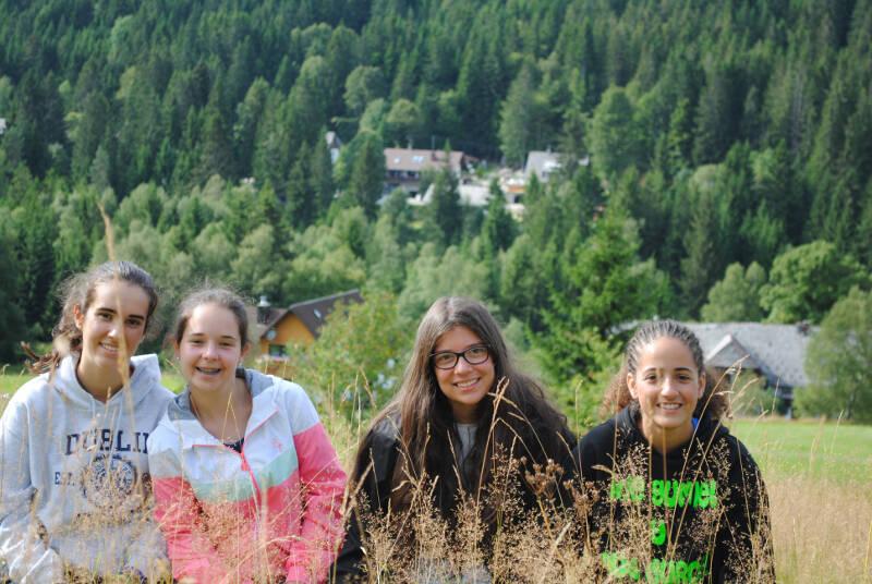 Mädchen haben gemeinsam Spaß im Ferienlager Naundorf