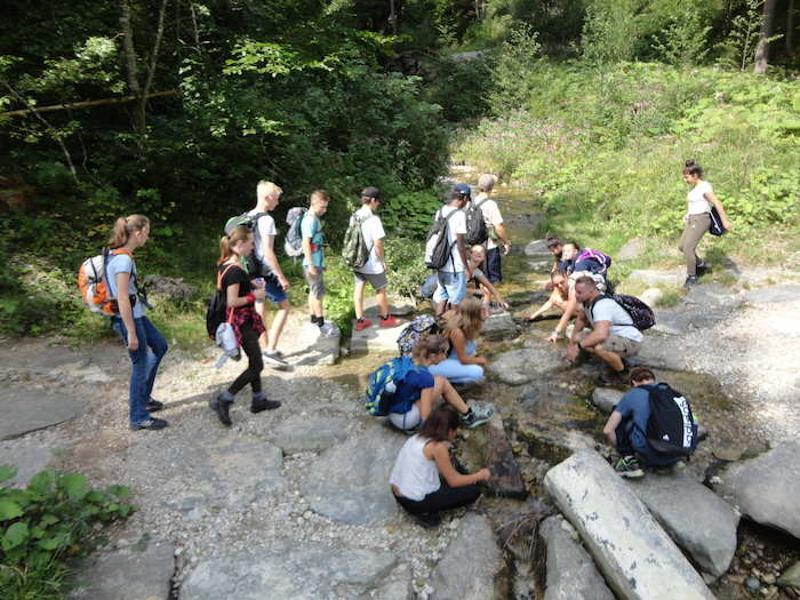 Kinder spielen gemeinsam am Fluss Ferienlager Westfeld