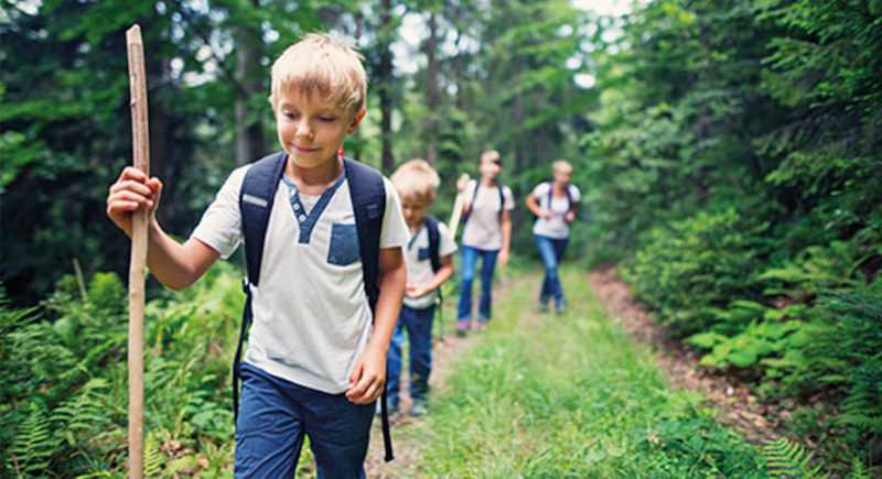 Kinder wandern zusammen in den Sommerferien Köln