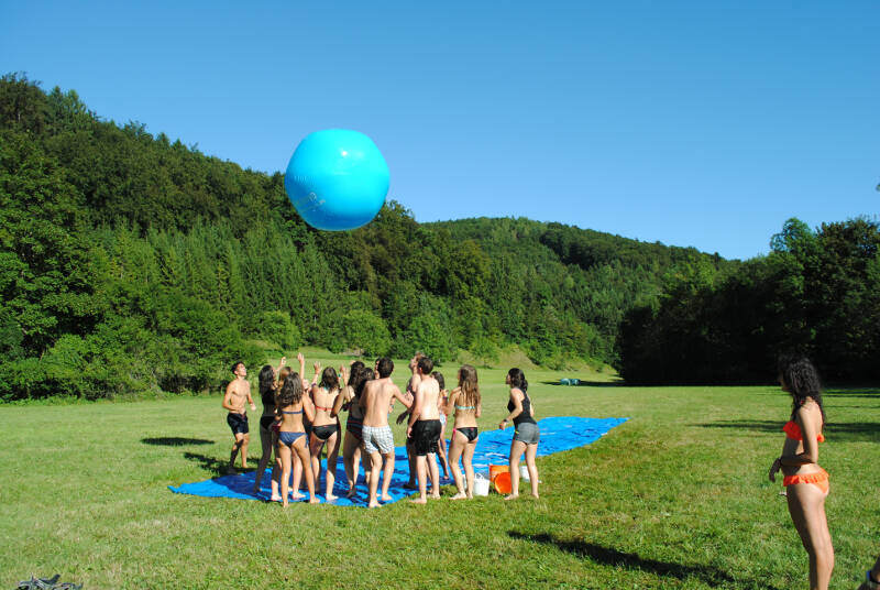 Kinder spielen gemeinsam in den Sommerferien Köln