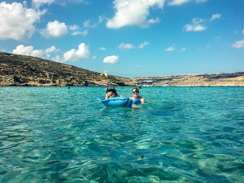 Kinder lachen zusammen bei Sprachreisen Malta inklusive Flug