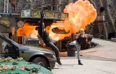 Ein Bild aus der Stuntshow im Filmpark Babelsberg mit Explosion und Kampfszene