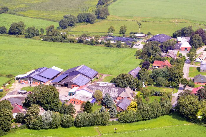 Panorama-Ansicht des Heuhofes zwischen den saftigen Wiesen
