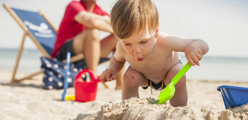  Kleiner Junge spielt im Sand in der Ferienfreizeit Rügen