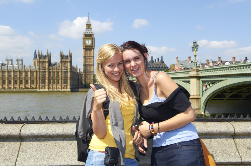 sprachreise london, Schülerinnen vor dem Big Ben auf Sprachreise England