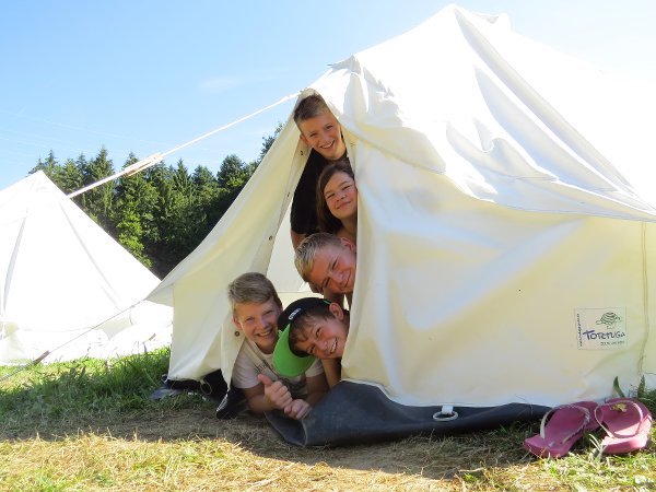 Feriencamp, Kinder im Zelt