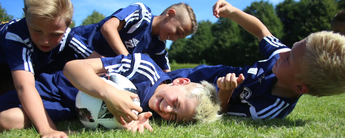 In den Sommerferien NRW spielen Kinder gemeinsam Fußball