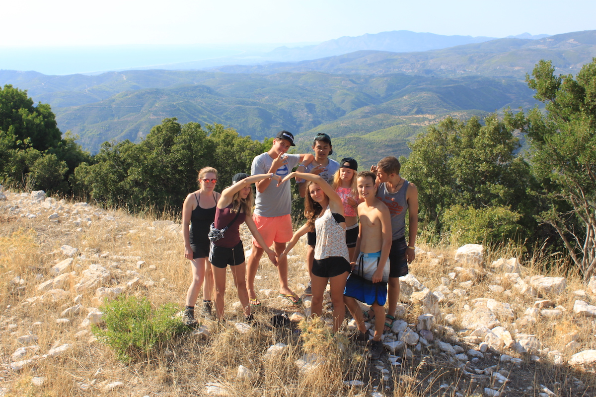 Was kostet ein Ferienlager? Gruppe Jugendlicher auf einem Berg