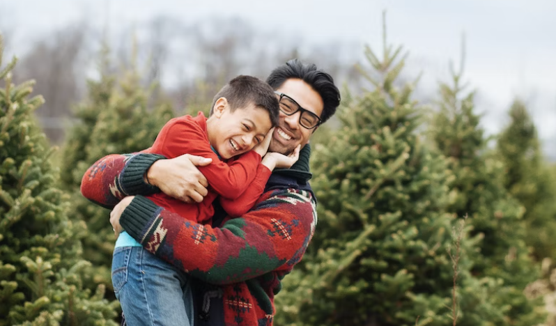In den Weihnachtsferien Thüringen holt ein Vater mit seinem Sohn einen Tannenbaum