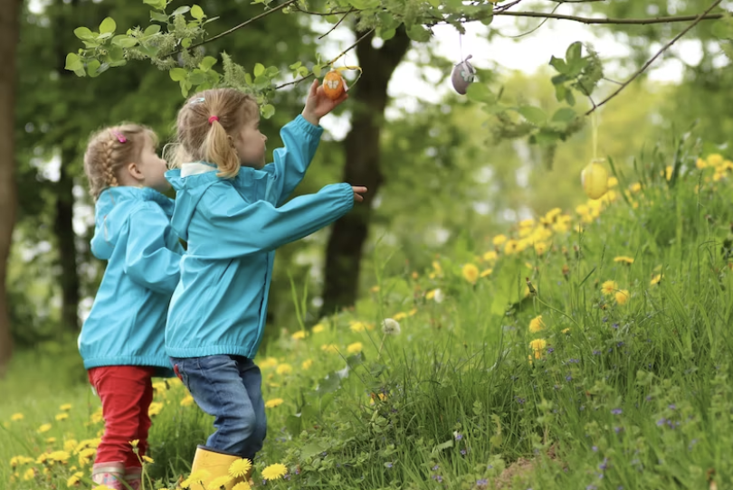 Kinder hängen in den Osterferien Thüringen Deko auf