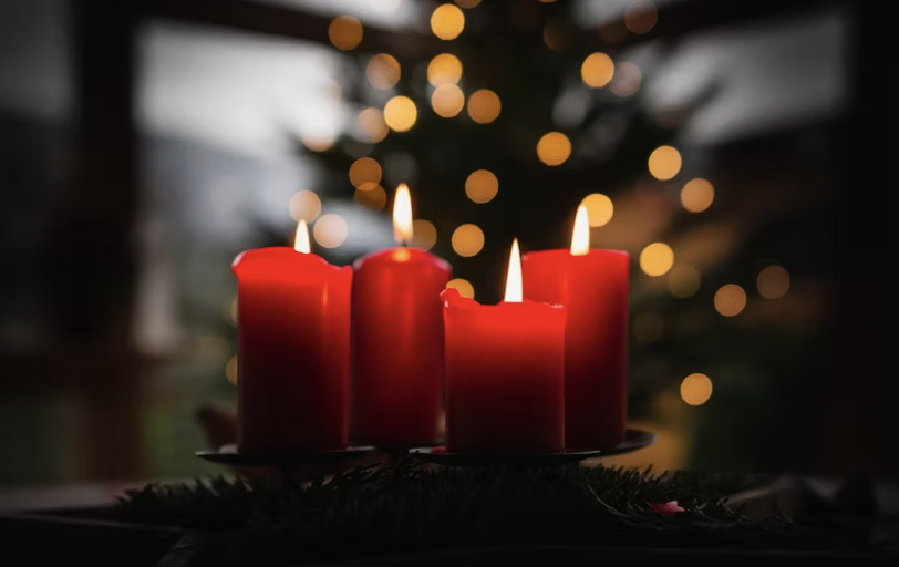 In den Weihnachtsferien Sachsen werden Adventskerzen aufgestellt
