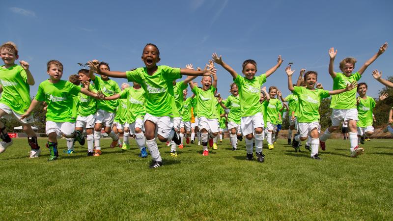 Kinder der Thüringen Sommerferien spielen zusammen Fußball