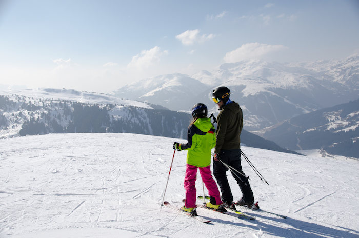 In den Winterferien Bayern fahren Kinder Ski
