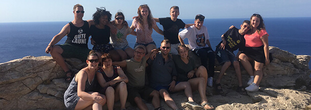 Menschen mit Behinderung während einer inklusiven Reise ans Meer
